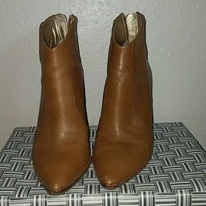 Super cute brown booties